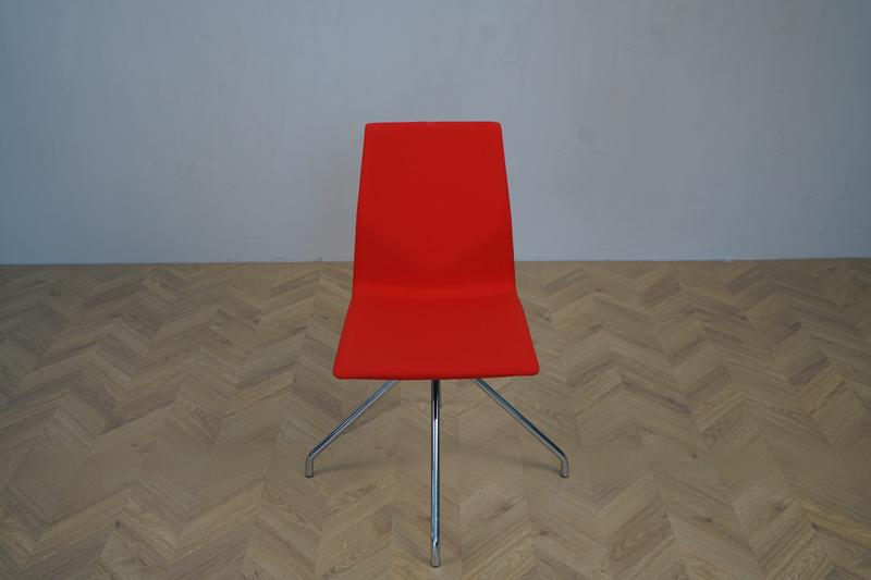 Frontbillede af Four Design FourOne konferencestol i rød med fuldpolstret sæde og ryg samt drejestel.